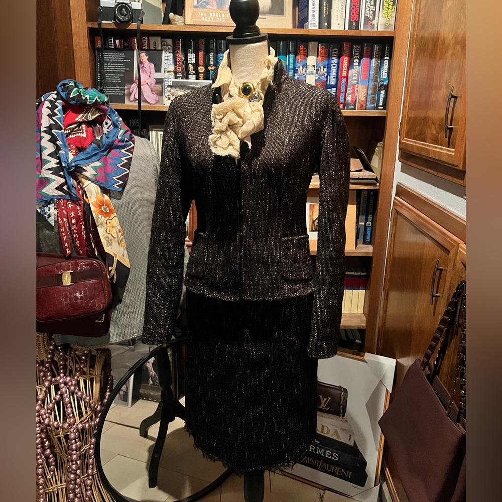 Elie Tahari Wool/Cotton Reversible Suit w blouse. Size 8